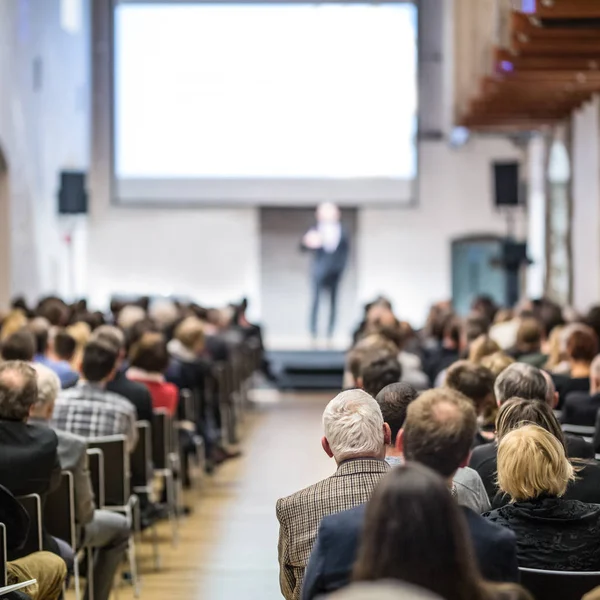 Palestrante de negócios dando uma palestra em evento de conferência de negócios. — Fotografia de Stock