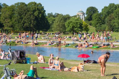 Englischer Garten Şehir Parkı Münih, Almanya yaz günü zevk insanlar.