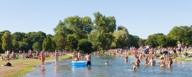 Englischer Garten Şehir Parkı Münih, Almanya yaz günü zevk insanlar.