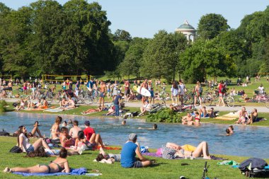 Englischer Garten Şehir Parkı Münih, Almanya yaz günü zevk insanlar.
