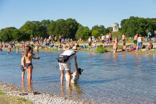 Menschen genießen den Sommertag im Stadtpark in München. — Stockfoto