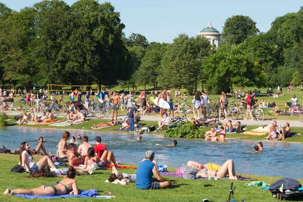 Englischer Garten Şehir Parkı Münih, Almanya yaz günü zevk insanlar.