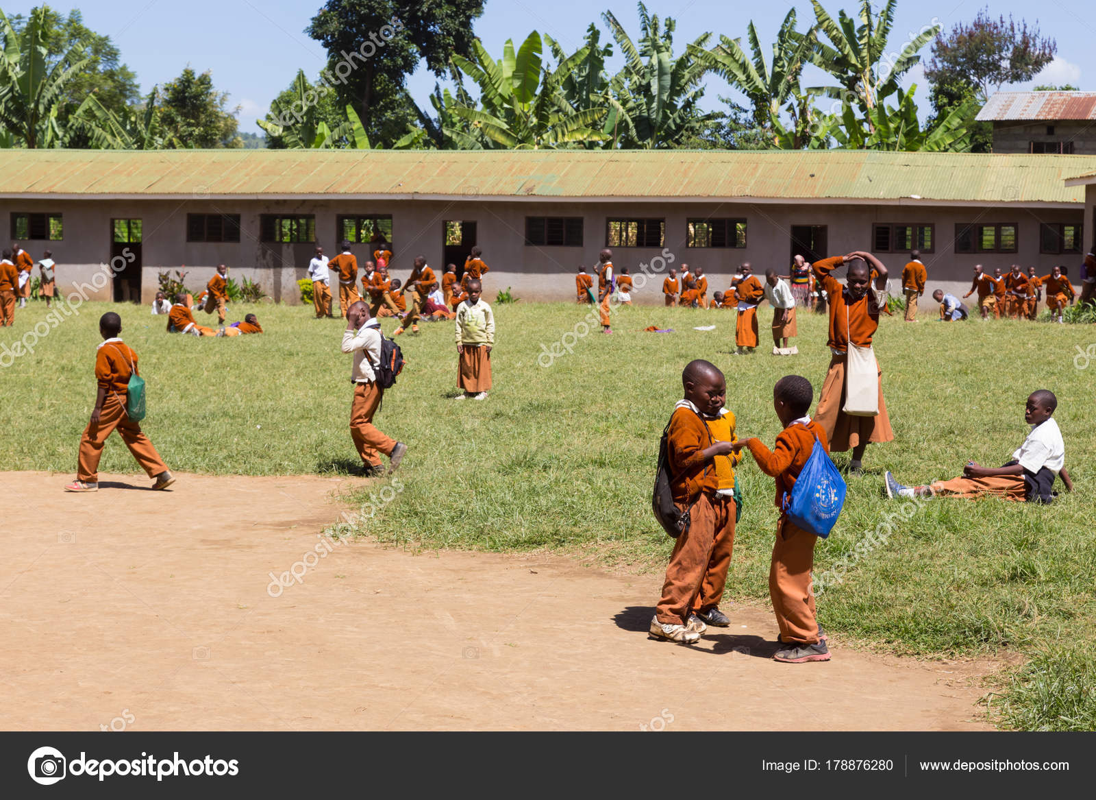 Kinder In Uniformen Spielen Auf Dem Schulhof Der Grundschule In Einer Landlichen Gegend In Der Nahe Von Arusha Tansania Afrika Redaktionelles Stockfoto C Kasto 178876280