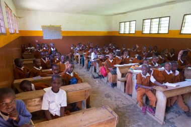 Çocuklar İlköğretim Okulu sınıf listetning öğretmeni Arusha, Tanzanya, Afrika yakınlarındaki kırsal alanda üniformalı.