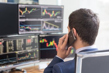 Üzerinde omuz görünümü stok komisyoncu online ticaret ve bilgisayar ekranları.