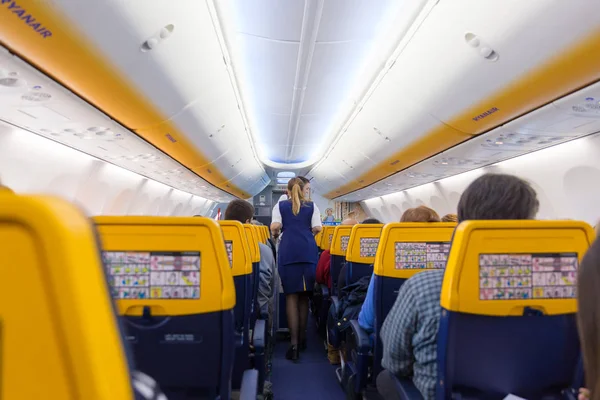 Hôtesse servant des passagers sur le vol Ryanair le 14 décembre 2017 sur un vol de Trieste à Valence . — Photo
