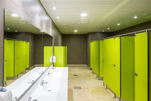 Architektur Innenraum grüner öffentlicher Toiletten. — Stockfoto