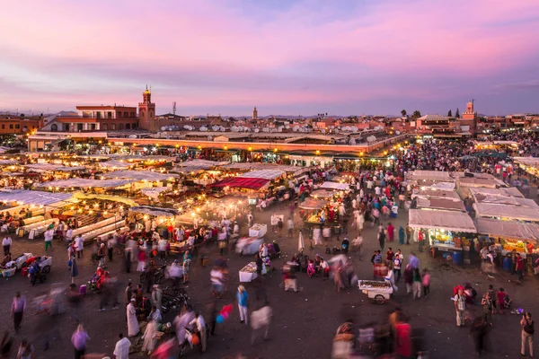 Jamaa el Fna rynek w zachód słońca, Marrakesz, Maroko, Północna Afryka. — Zdjęcie stockowe