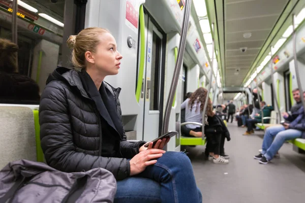 Menina com telefone celular viajando no metrô . — Fotografia de Stock