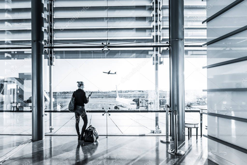 аэропорт. сидит у двери. Look for waiting. парень в отчаянии. мужчина делает предложение.