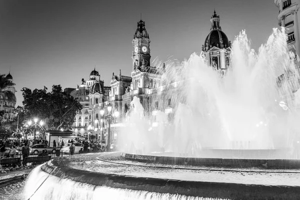Szökőkút a modernizmus Plaza Valencia városháza, Városháza tér, Spanyolország. — Stock Fotó