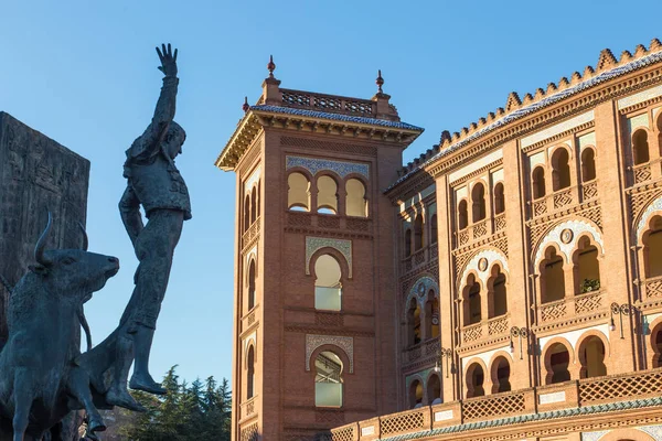 Bullfighter sculpture in front of Bullfighting arena Plaza de Toros de Las Ventas in Madrid, Spain. — Stock Photo, Image