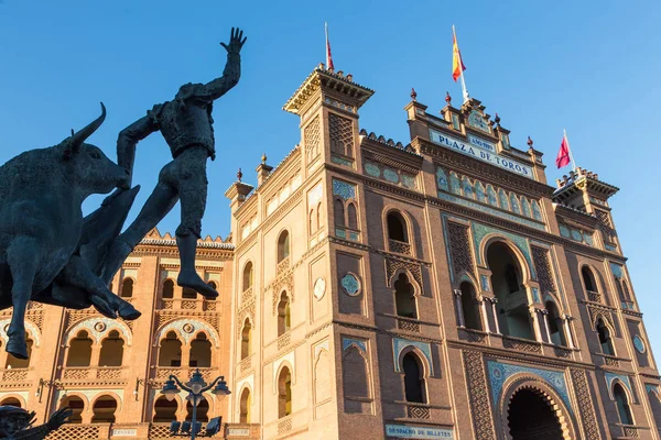 Stierenvechter sculptuur voor stierenvechten arena plaza de toros de las ventas in madrid, Spanje. — Stockfoto