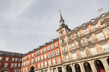 İspanya, Madrid 'deki Palza Belediye Başkanı' nın ön cephesi ve balkonlarının ayrıntıları..
