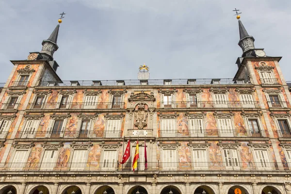 Detalj av en dekorerad fasad och balkonger på Palza Mayor, Madrid, Spanien. — Stockfoto