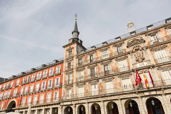 Detalj av en dekorerad fasad och balkonger på Palza Mayor, Madrid, Spanien. — Stockfoto