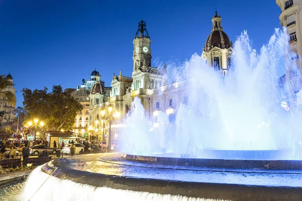 Fontanna na Plaza modernizmu z Ratusz Valencia, Placu Ratuszowego, Hiszpania. — Zdjęcie stockowe