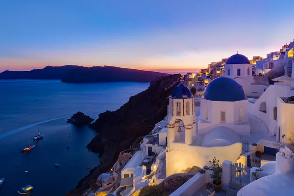 Tradiční řecké vesnice Oia na soumrak, Santorini island, Řecko. — Stock fotografie