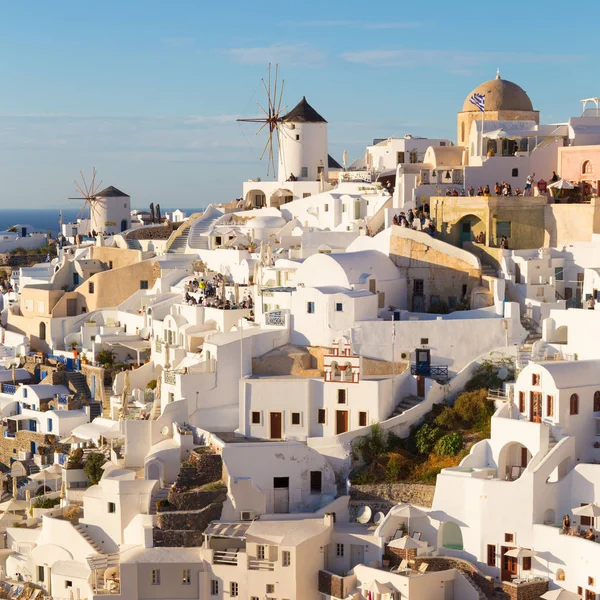 Oia vesnice při západu slunce, ostrov Santorini, Řecko. — Stock fotografie