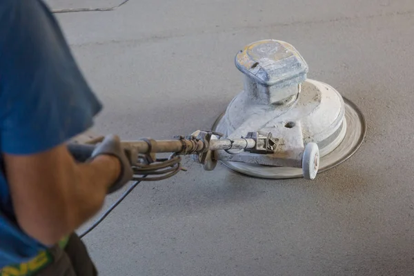 Робітник полірує пісок і цементну стяжку підлоги . — стокове фото