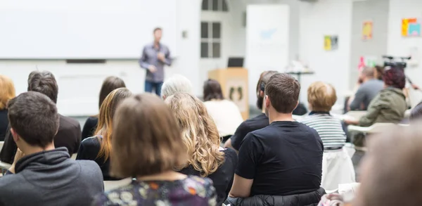 Man ger presentation i föreläsningssalen vid universitetet. — Stockfoto