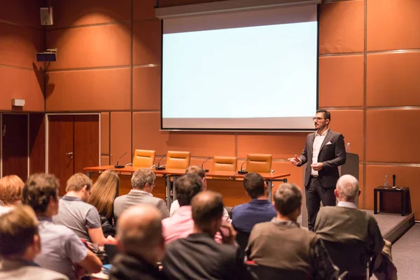 Business speaker geeft een lezing op business conference event. — Stockfoto