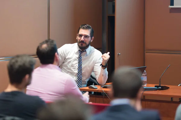 Ponente dando una charla en la reunión de negocios. — Foto de Stock