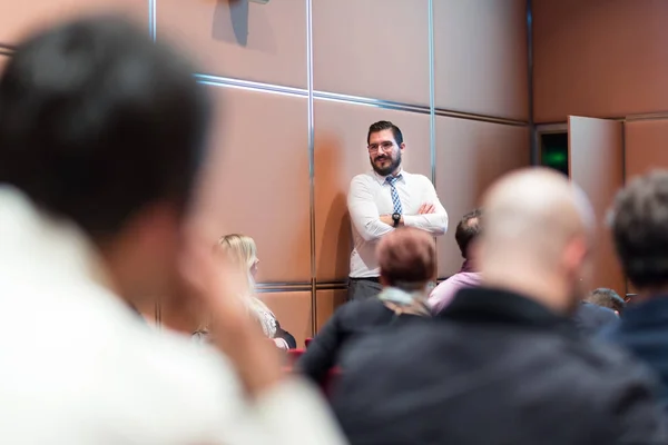 Redner hält Vortrag bei Business Meeting. — Stockfoto