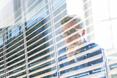 Ofiste çalışan sıradan bir iş adamı, masada oturan, klavyede yazan, bilgisayar ekranına bakan....