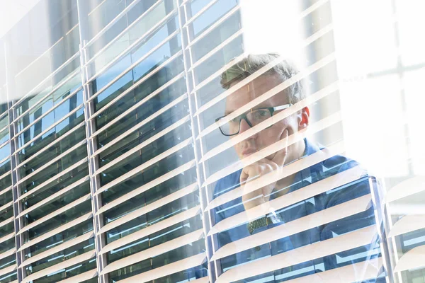 Ofiste çalışan sıradan bir iş adamı, masada oturan, klavyede yazan, bilgisayar ekranına bakan....