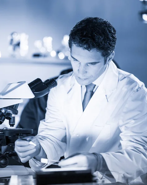 Pesquisador de ciências da vida trabalhando em laboratório científico . — Fotografia de Stock