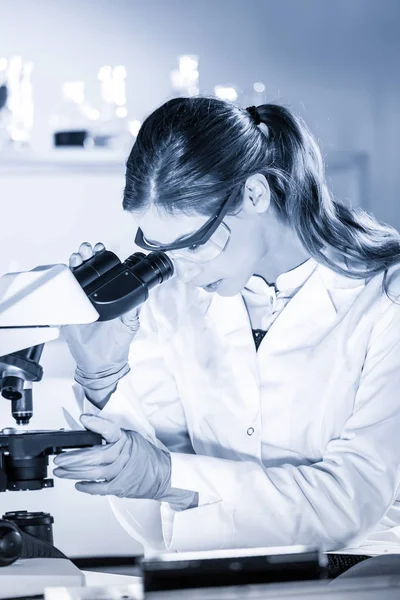 Ricercatrici sanitarie che lavorano in laboratorio scientifico . — Foto Stock