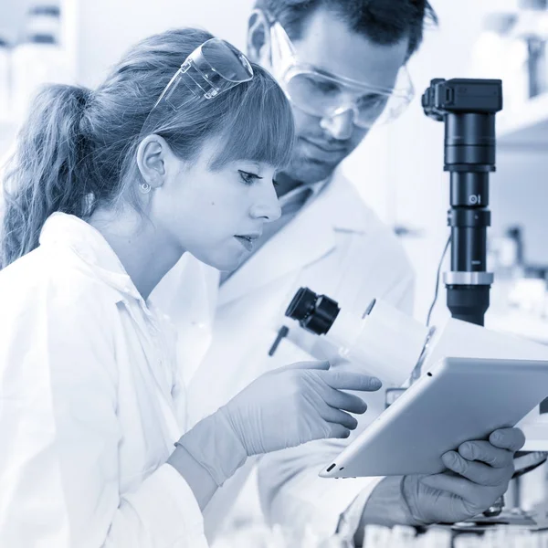 Health care researchers working in scientific laboratory. — Stock Photo, Image