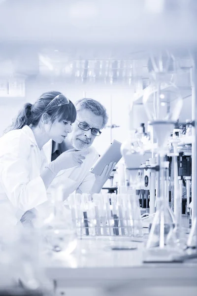 Медицинские работники, занимающиеся исследованиями в научной лаборатории. — стоковое фото