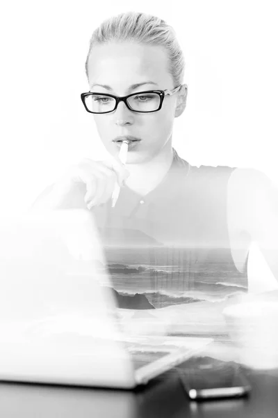 Business woman working on her laptop computer in office. — Stock Photo, Image