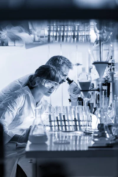 Медицинские работники, занимающиеся исследованиями в научной лаборатории. — стоковое фото