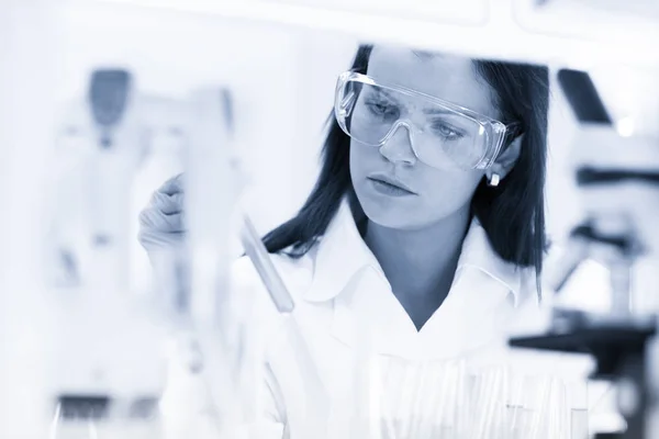 Tudományos laboratóriumban dolgozó női kémikus. — Stock Fotó