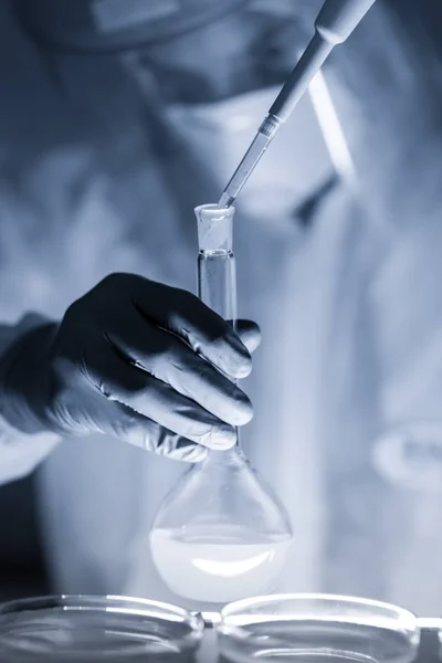 Leven wetenschapper in bio gevaar laboratorium onderzoek. Hoge mate van bescherming werk. — Stockfoto