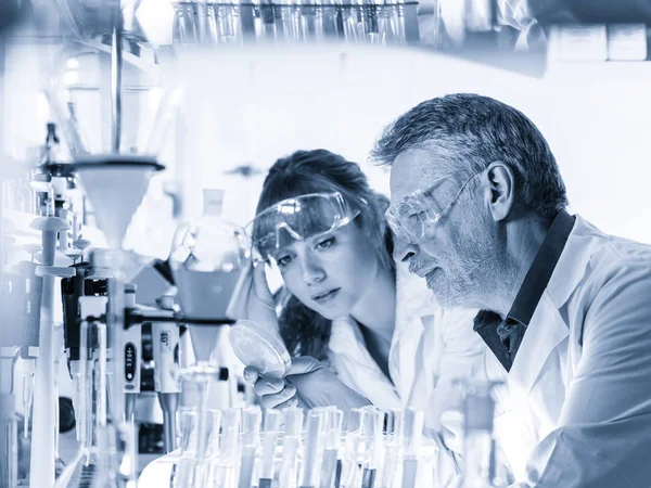 Profesionales de la salud investigando en laboratorio científico. — Foto de Stock