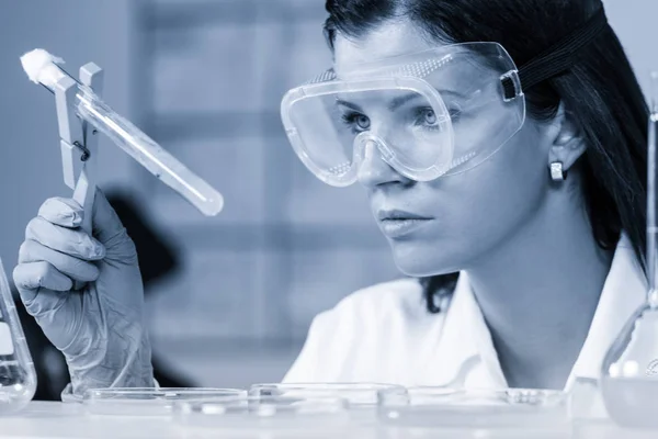 Profissional de saúde pesquisando em laboratório científico . — Fotografia de Stock