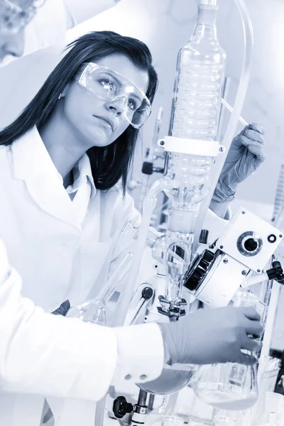 Químicos investigando en laboratorio de ciencias de la vida . —  Fotos de Stock