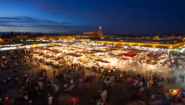 Jamaa el Fna pazar meydanında dusk, Marakeş, Fas, Kuzey Afrika.