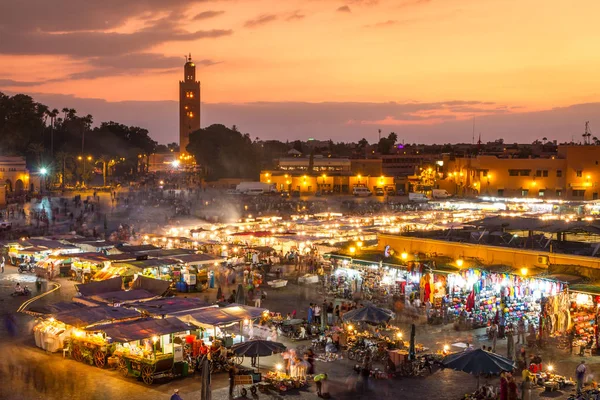 Jamaa el Fna torget i solnedgång, Marrakech, Marocko, Nordafrika. — Stockfoto