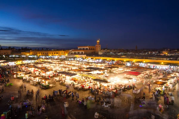 Jamaa el Fna marktplein bij schemering, Marrakech, Marokko, Noord-Afrika. — Stockfoto