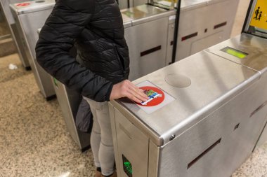 Giriş kapısı bilet erişim Touch teknolojisi metro istasyonu.