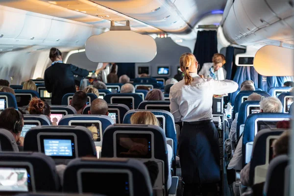 ⬇ Скачать картинки Пассажиры самолета, стоковые фото Пассажиры самолета в  хорошем качестве | Depositphotos