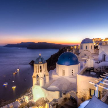 Geleneksel Yunan Köyü, Oia alacakaranlıkta, Santorini Island, Yunanistan.