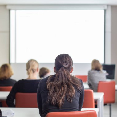Akademik sunuya dinleme konferans salonunun seyirci.