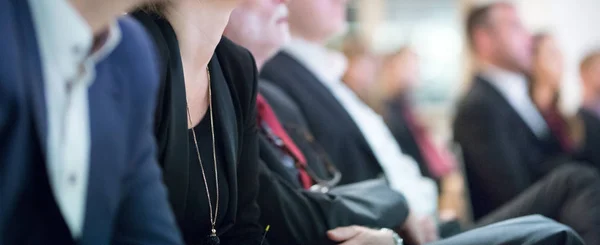 Reihe von Geschäftsleuten sitzt bei Seminar. — Stockfoto