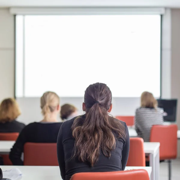 Publiek in de collegezaal luisteren naar academische presentatie. — Stockfoto